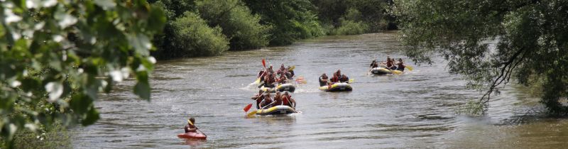 Auf diesem Bild sieht man eine Gruppe, die im Raft die Donau hinunter fährt