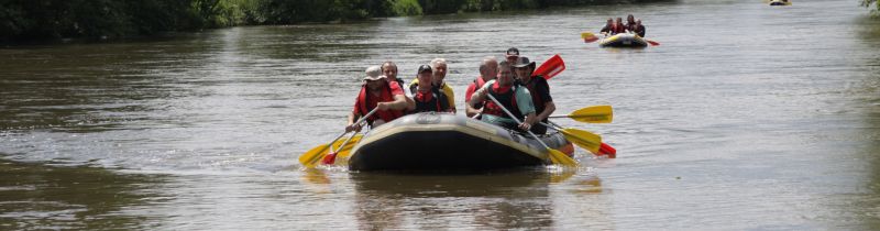 Auf diesem Bild sieht man eine gruppe im Raft auf der Donau paddeln